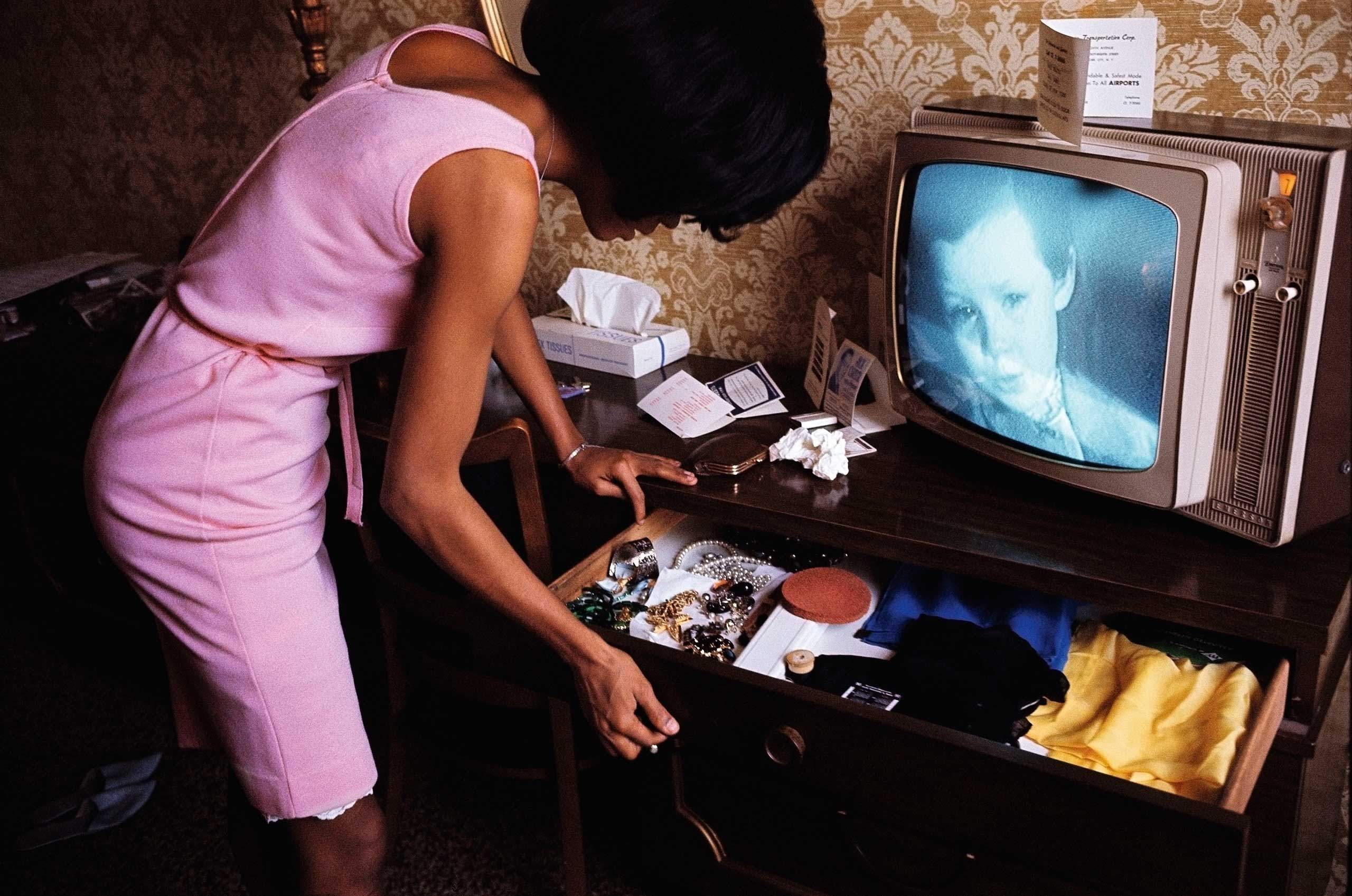 USA. New York City. 1965. Diana ROSS in a hotel room at the Apollo.